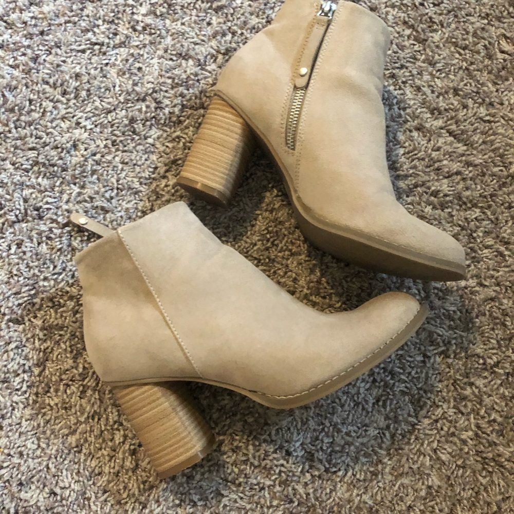 *SOLD* Dolce Vita Tan Suede Ankle boots
